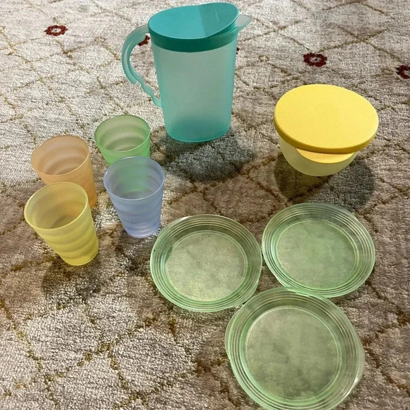 Miniature Tupperware Pitcher, Tumblers, Plates, Bowl Kids Play Kitchen Pretend - Picture 1 of 13